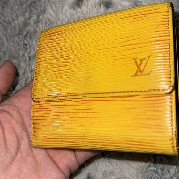 Men’s or Women’s Louis Vuitton Yellow with Royal Purple Laker colors inside.9/10 - Picture 14 of 16